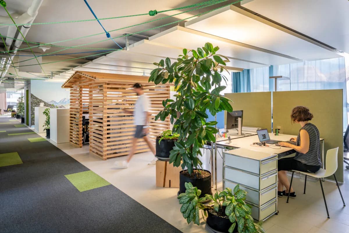 Offenes Büro mit moderner Raumgestaltung und Pflanzen